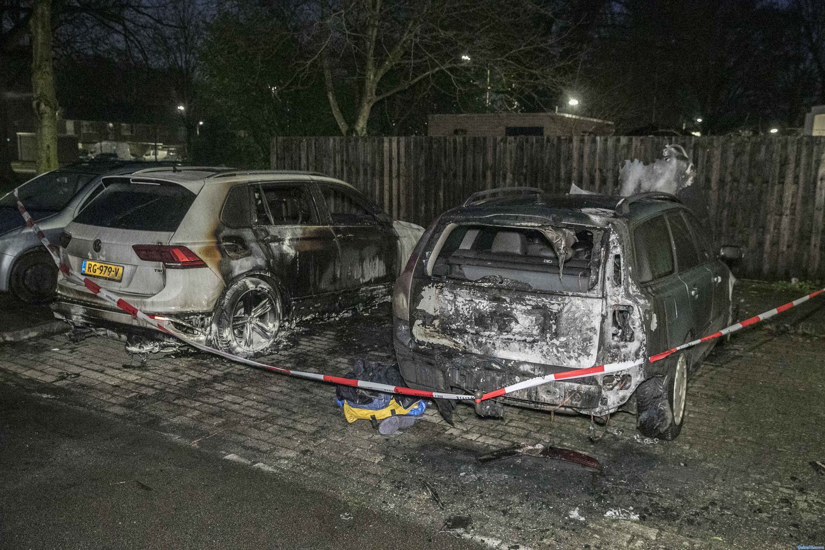 Twee auto’s verwoest door brand in Arnhem-Zuid