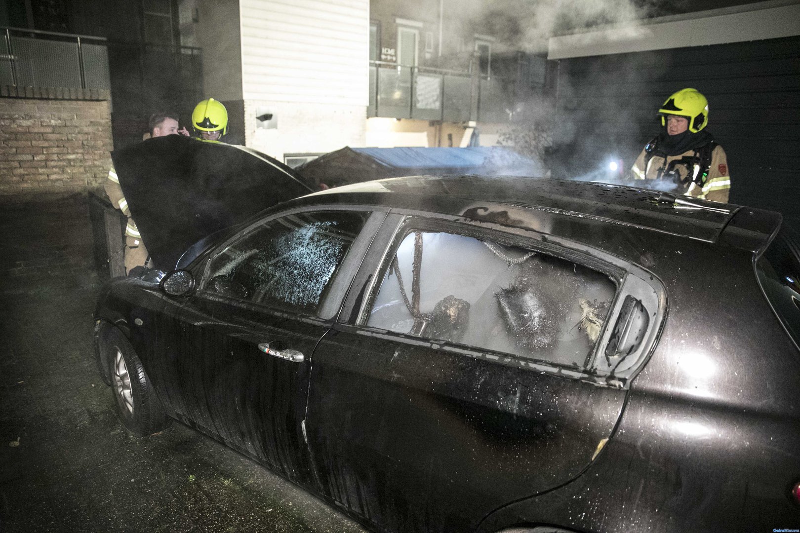 Auto’s in brand gestoken in Arnhemse wijk Klarendal