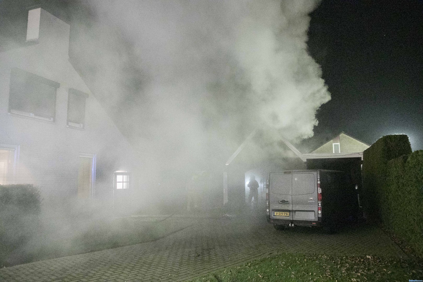 Garagebox vliegt in brand naast woning in Loo