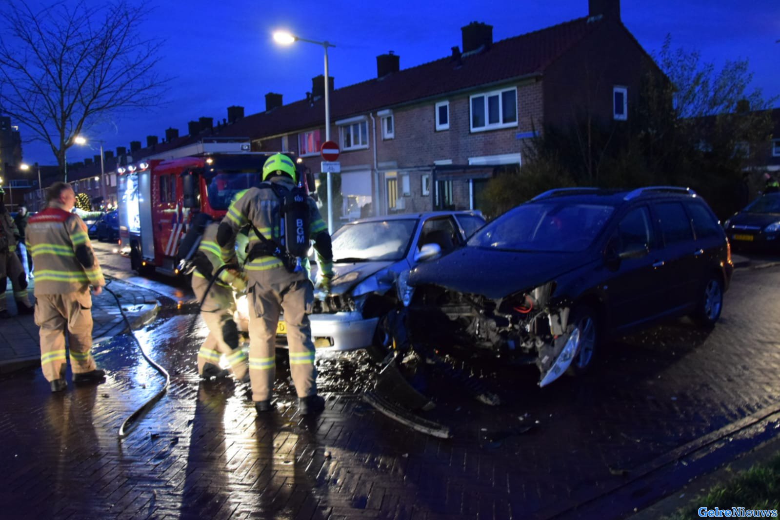 Auto vliegt in brand bij ongeval in Arnhemse woonwijk