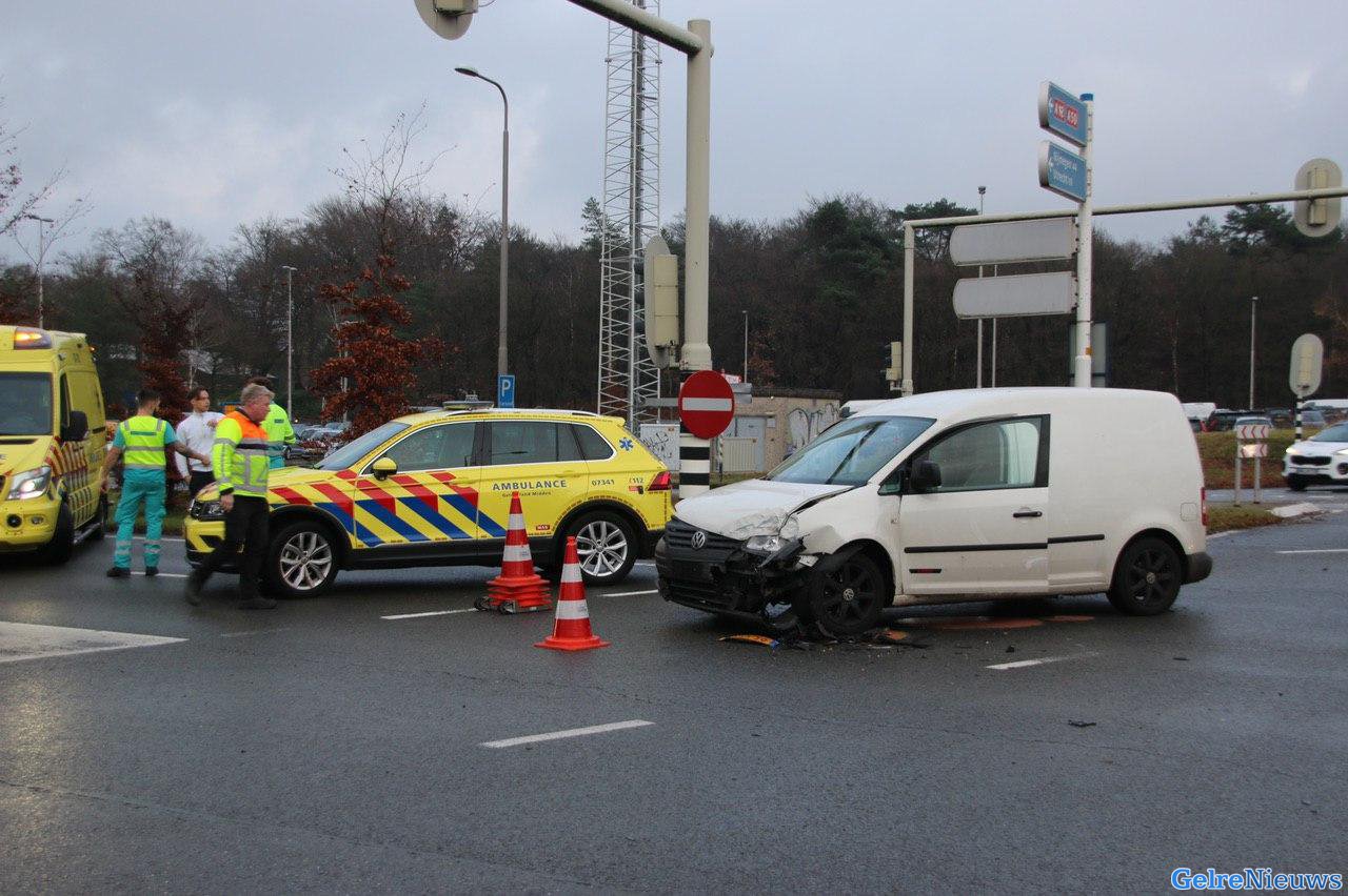 Bestelbusje ramt lijnbus in Arnhem