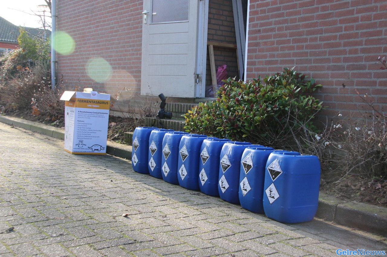 Jerrycans gevonden in schuurtje van woning in Tolkamer