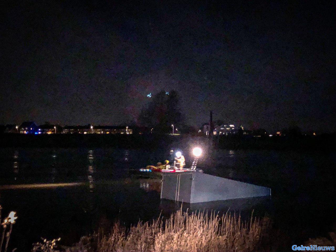 Politiehelikopter boven Zutphen vanwege voertuig te water
