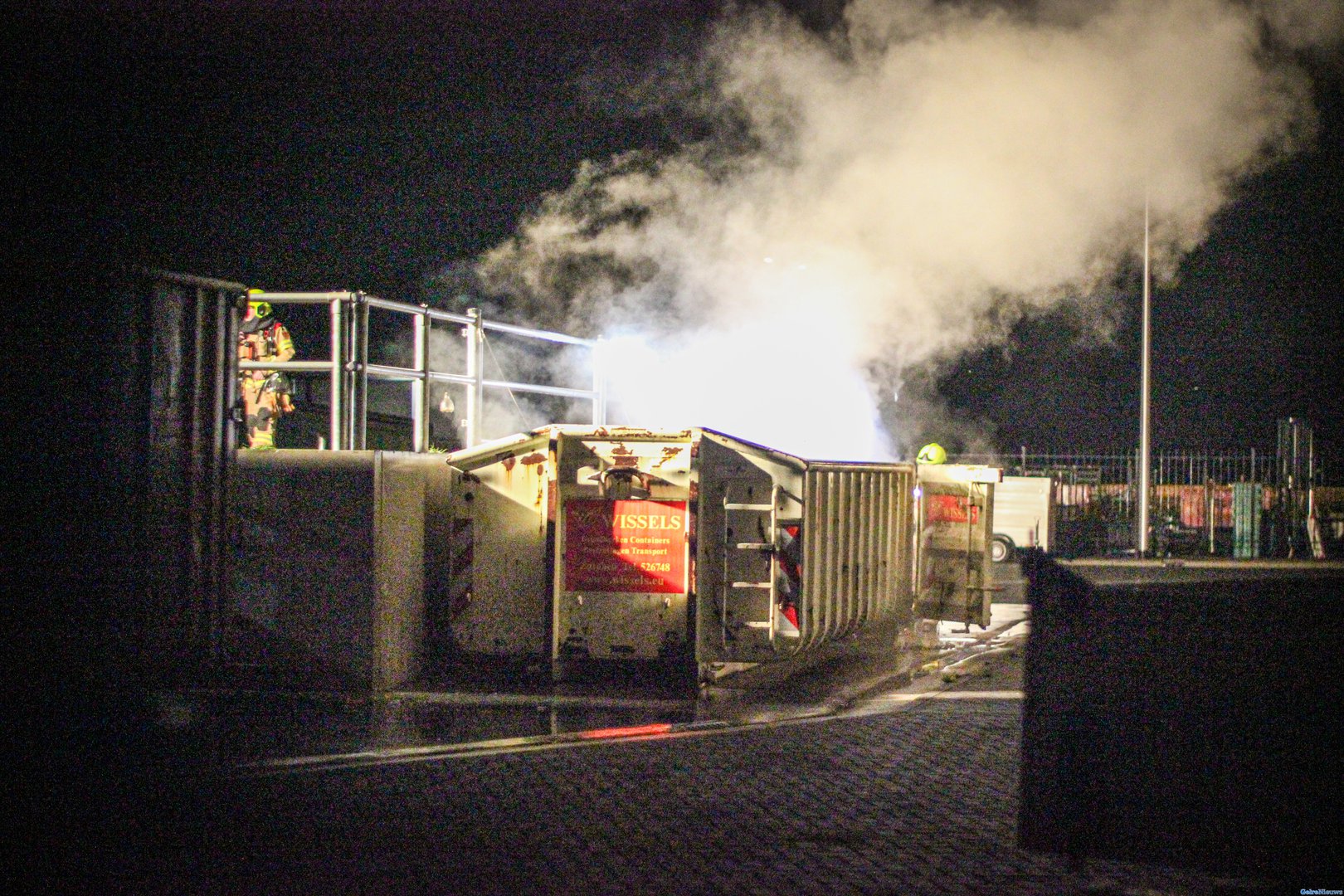 Container vol met vuurwerkafval vliegt in brand