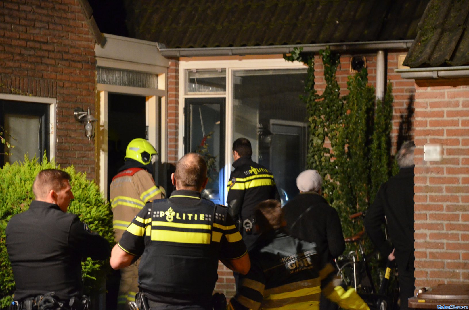 Tiener gered door brandweer bij woningbrand