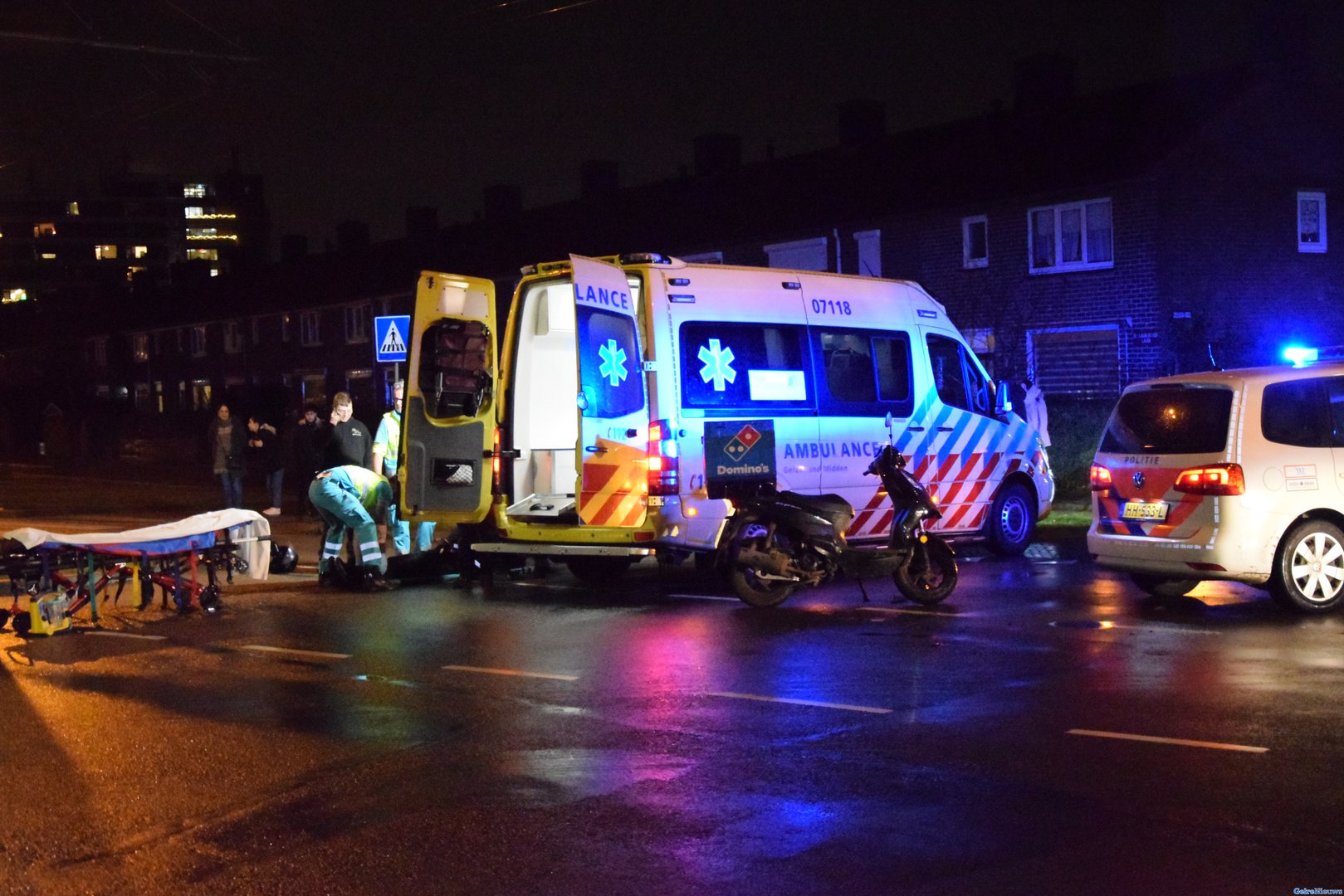 Bezorgscooter botst met auto in Arnhem-Zuid