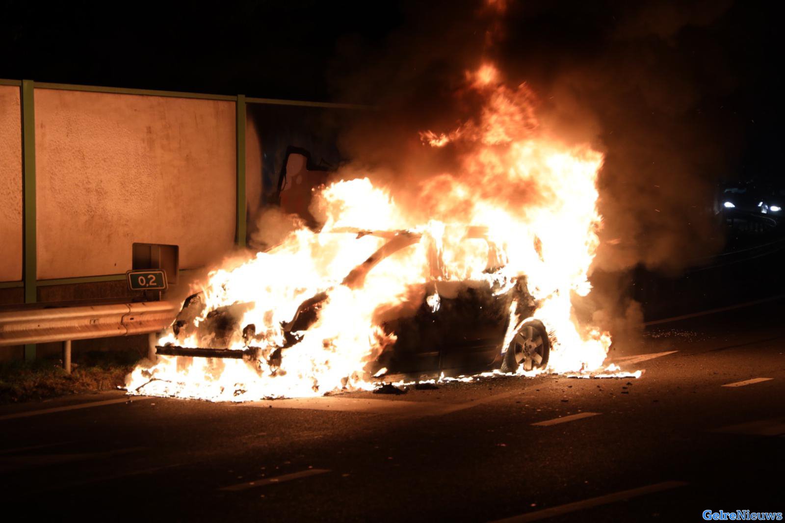 Auto volledig uitgebrand op knooppunt Velperbroek