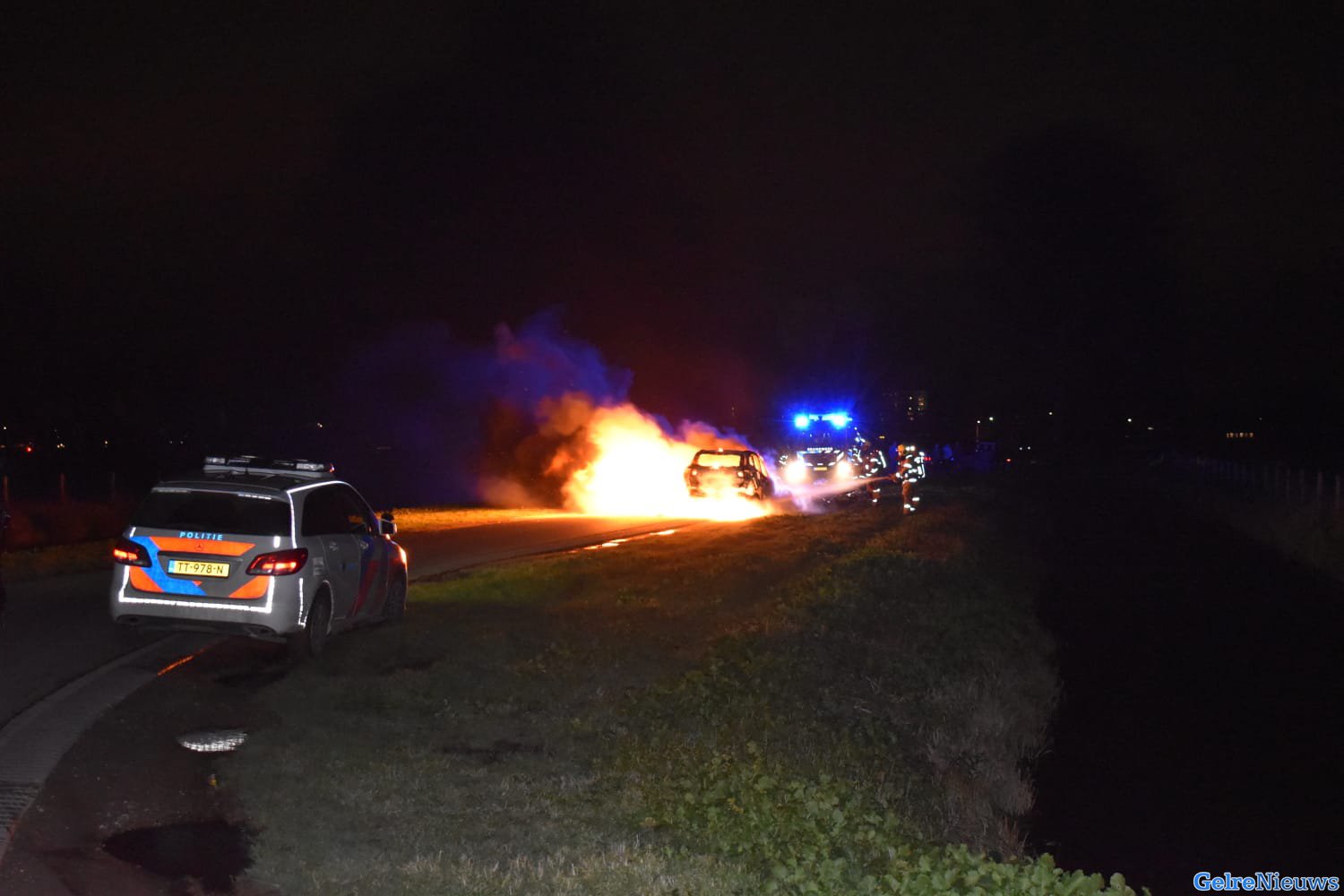 Auto volledig verwoest na brand in Elst