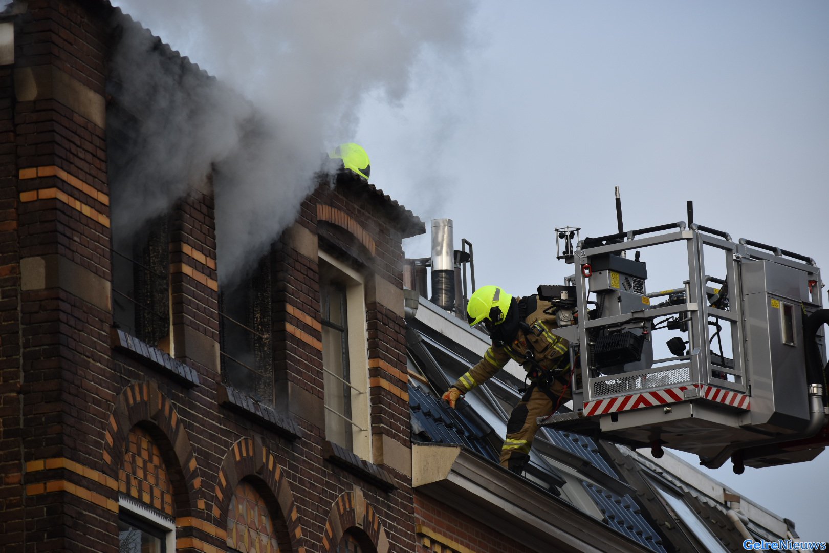 Man uit raam gesprongen bij flinke woningbrand