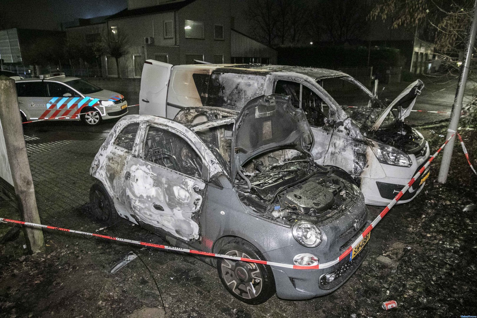 Twee voertuigen verwoest door brand in Arnhem