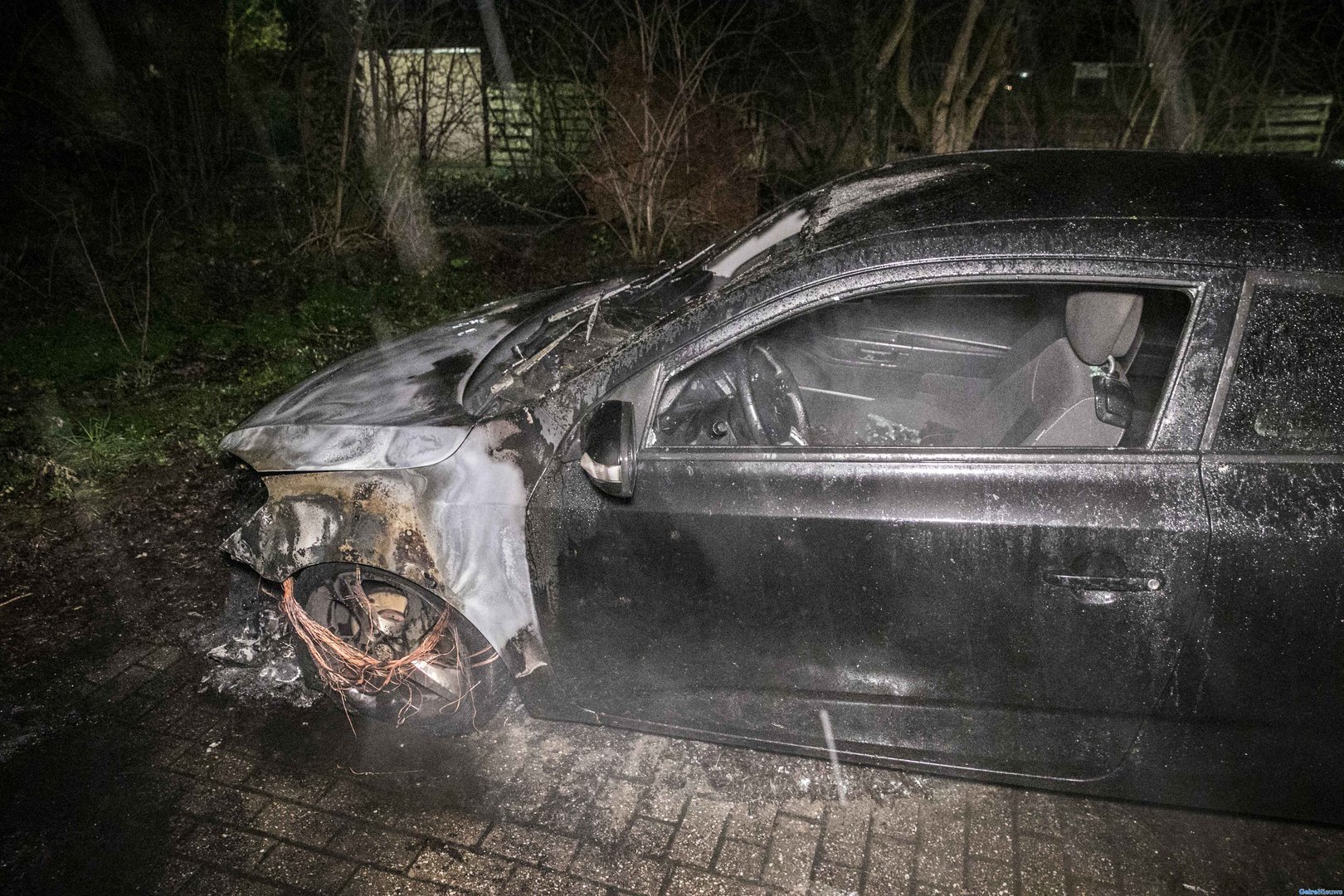 Auto brandt uit in de regen in Doetinchem