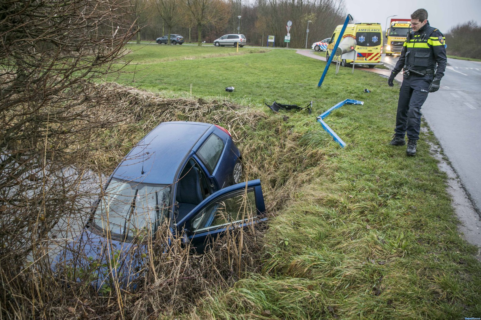 Auto belandt in de sloot bij ongeval Duiven