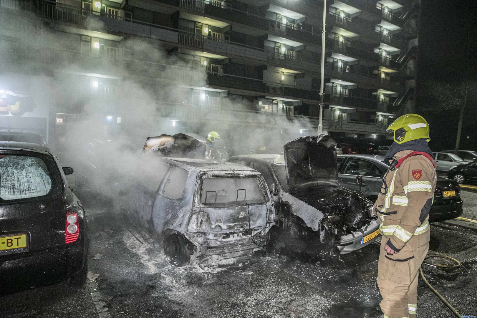 Auto’s branden uit voor Arnhemse flatgebouw