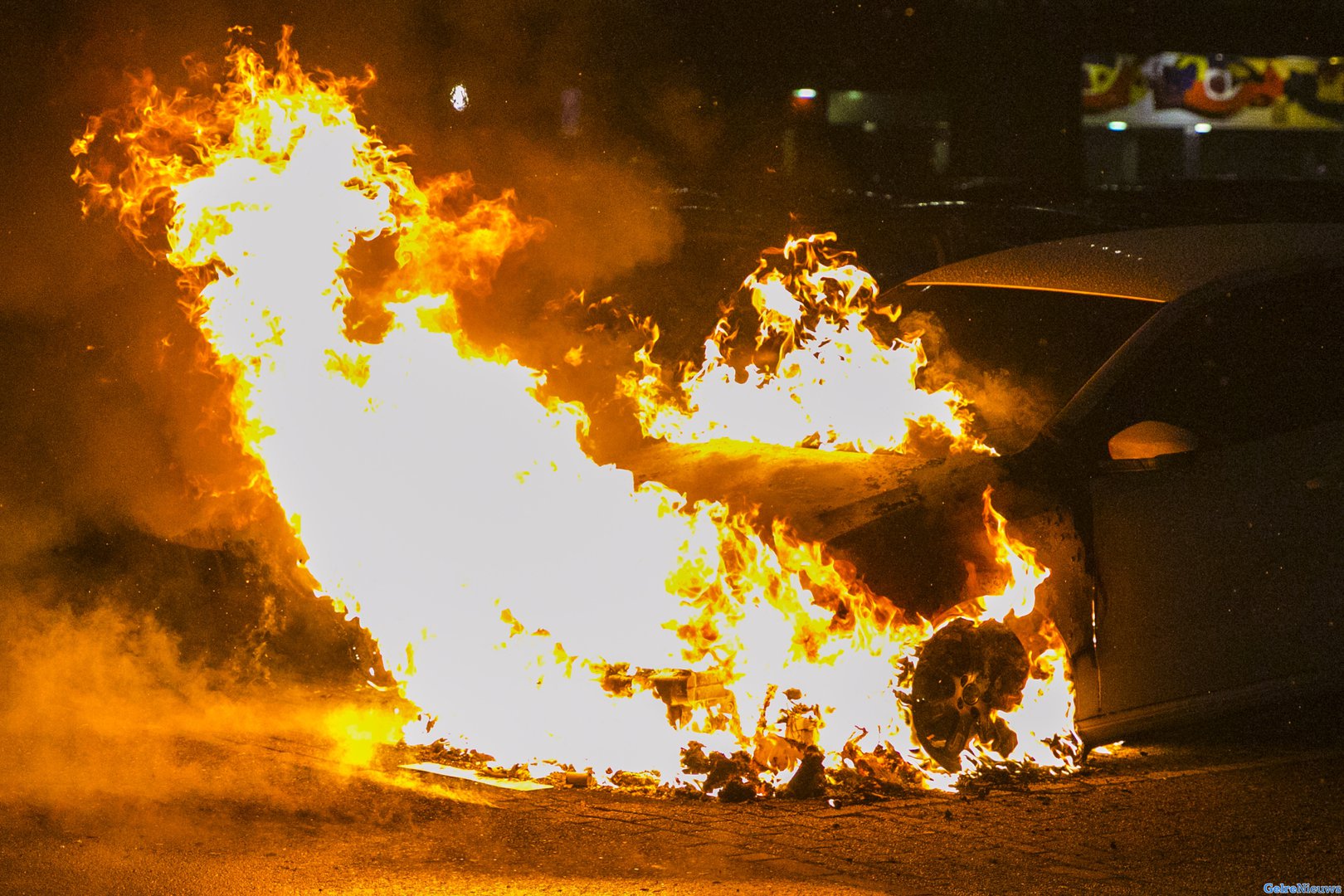 Auto’s gaan in vlammen op bij branden in Arnhem