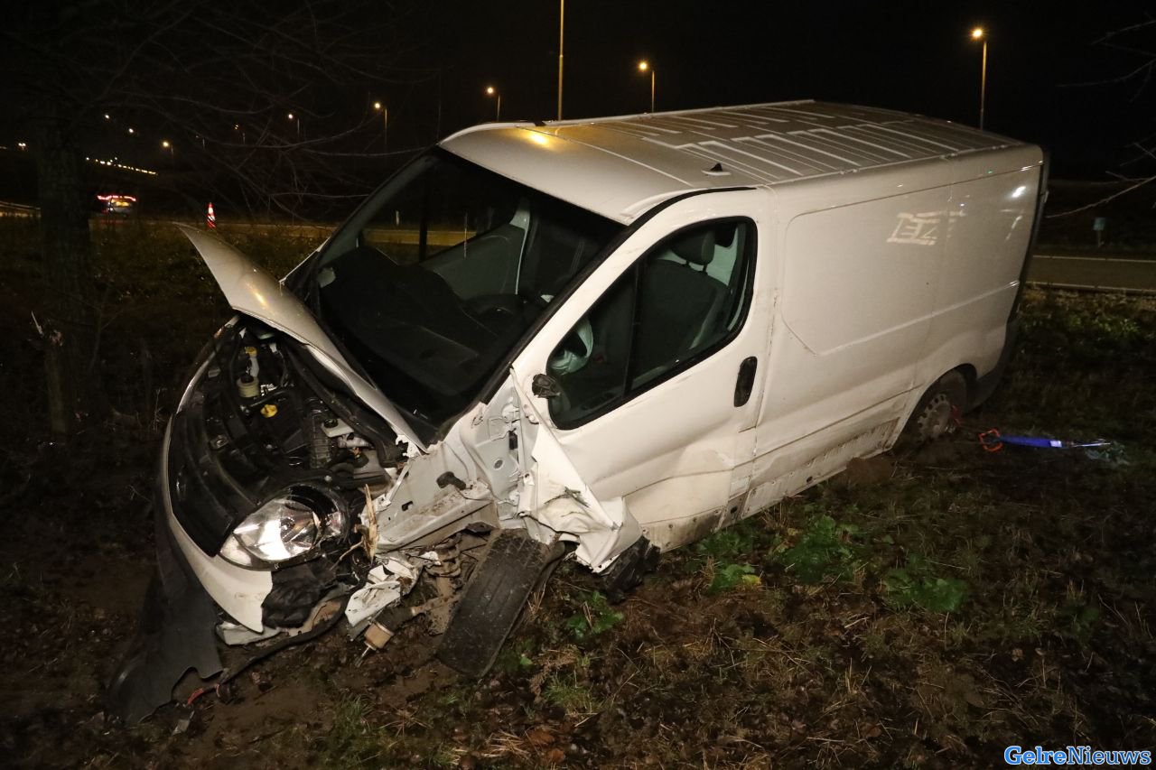 Bestelbus total loss bij ongeval knooppunt Ewijk