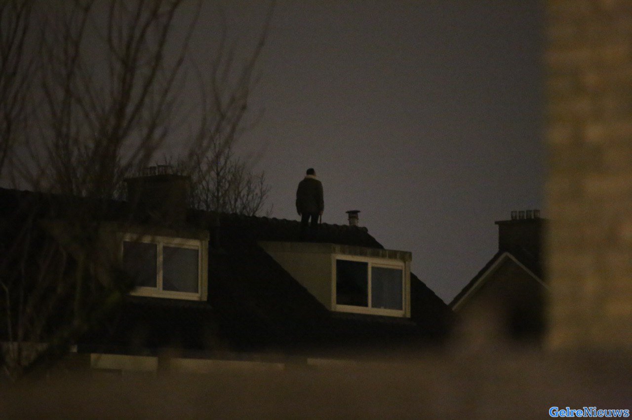 Man stond ‘met hakbijl’ op dak van woning in Arnhem