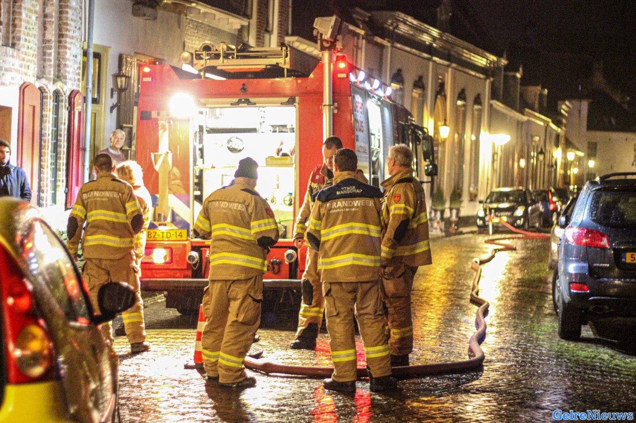 Terpentinelucht in woningen Doesburg: brandweer spoelt riool