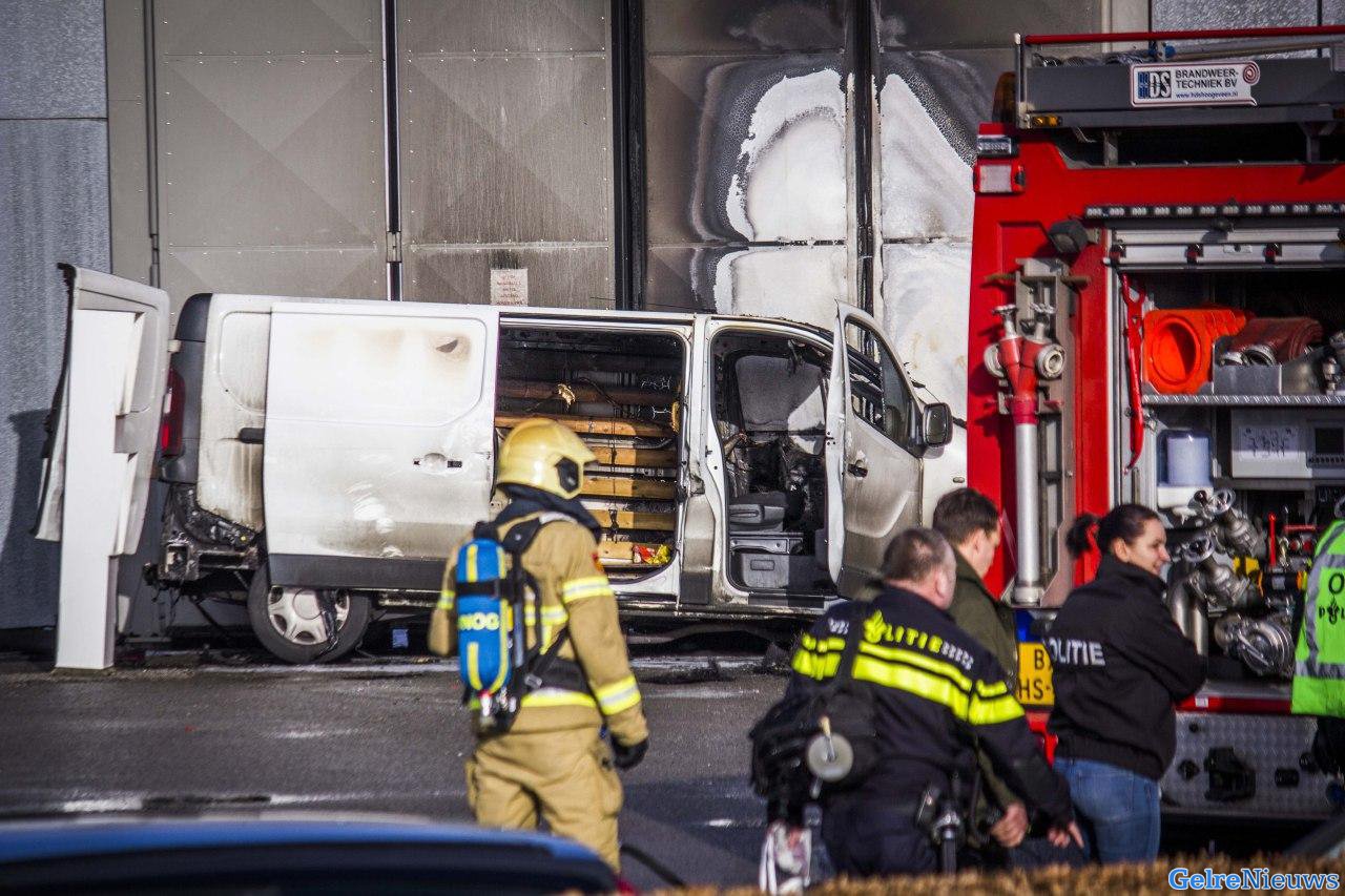 Agenten in kogelwerende vesten bij gevangenis Zutphen na brand