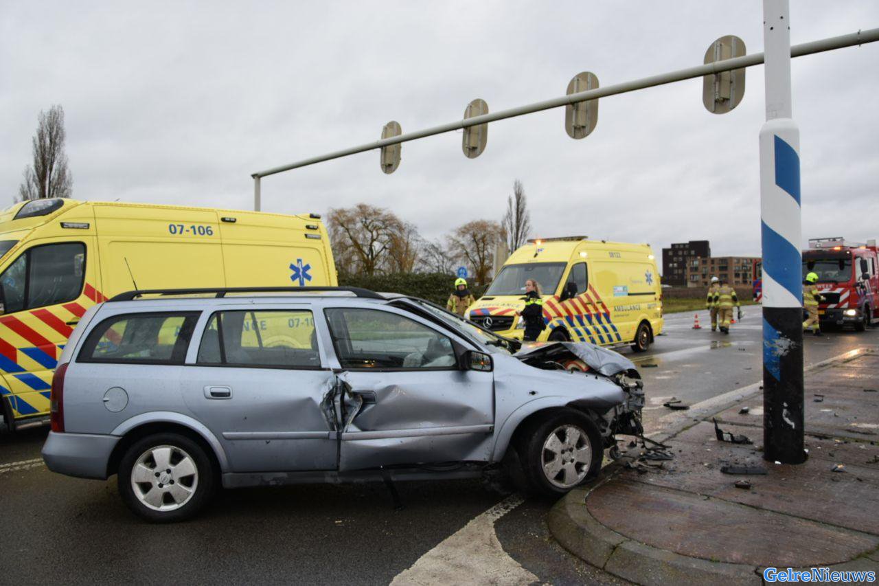 Automobilist ramt lichtmast in Arnhem