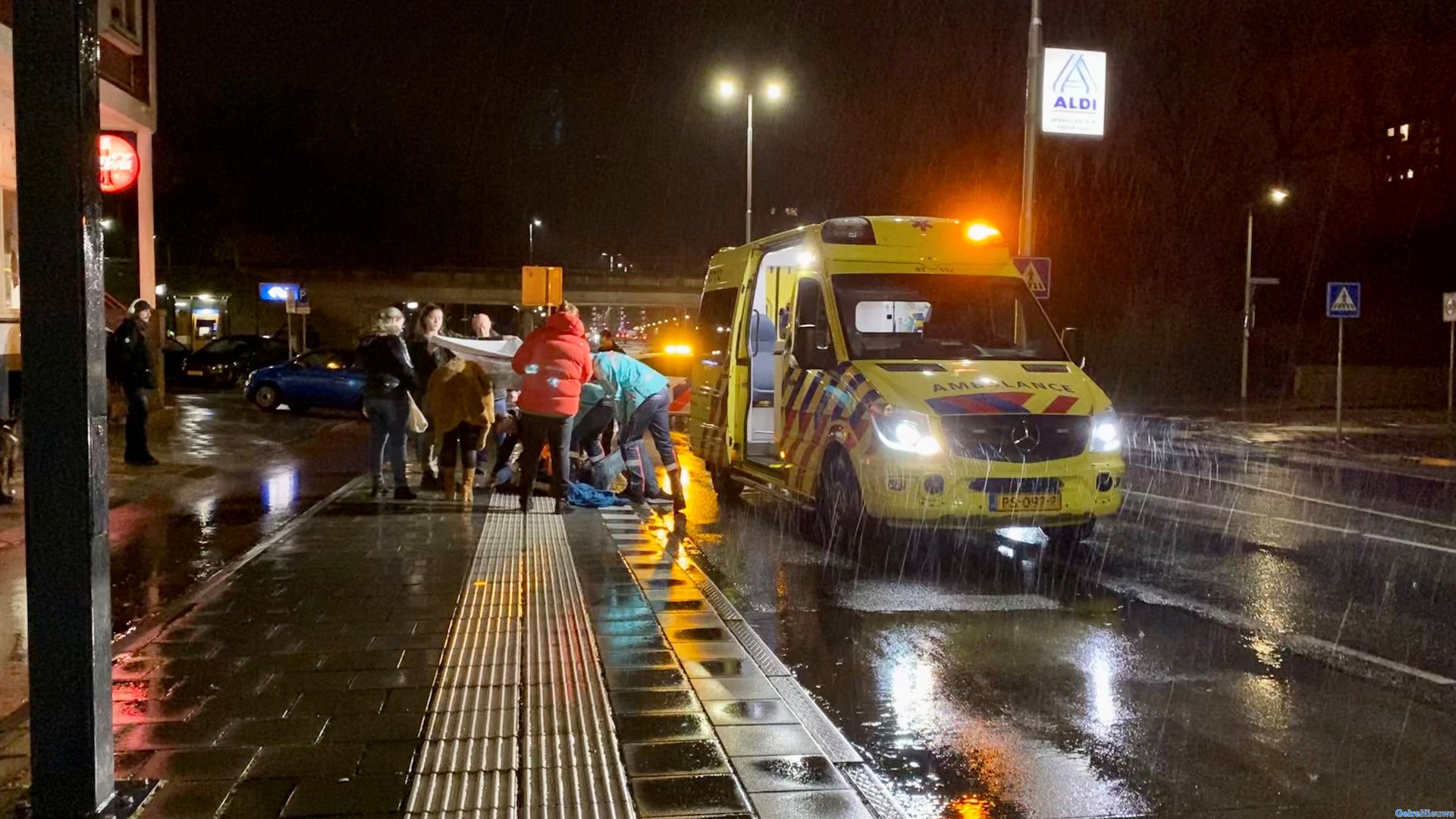 Voetganger op zebrapad geschept in Arnhem