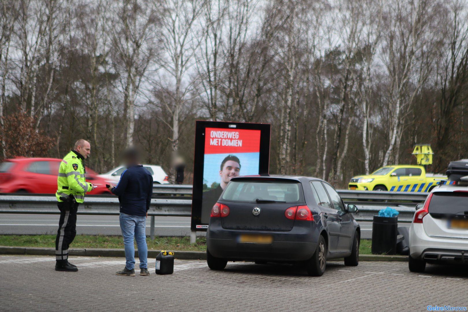 Roekeloze bestuurder steekt te voet drukke A50 over voor benzine