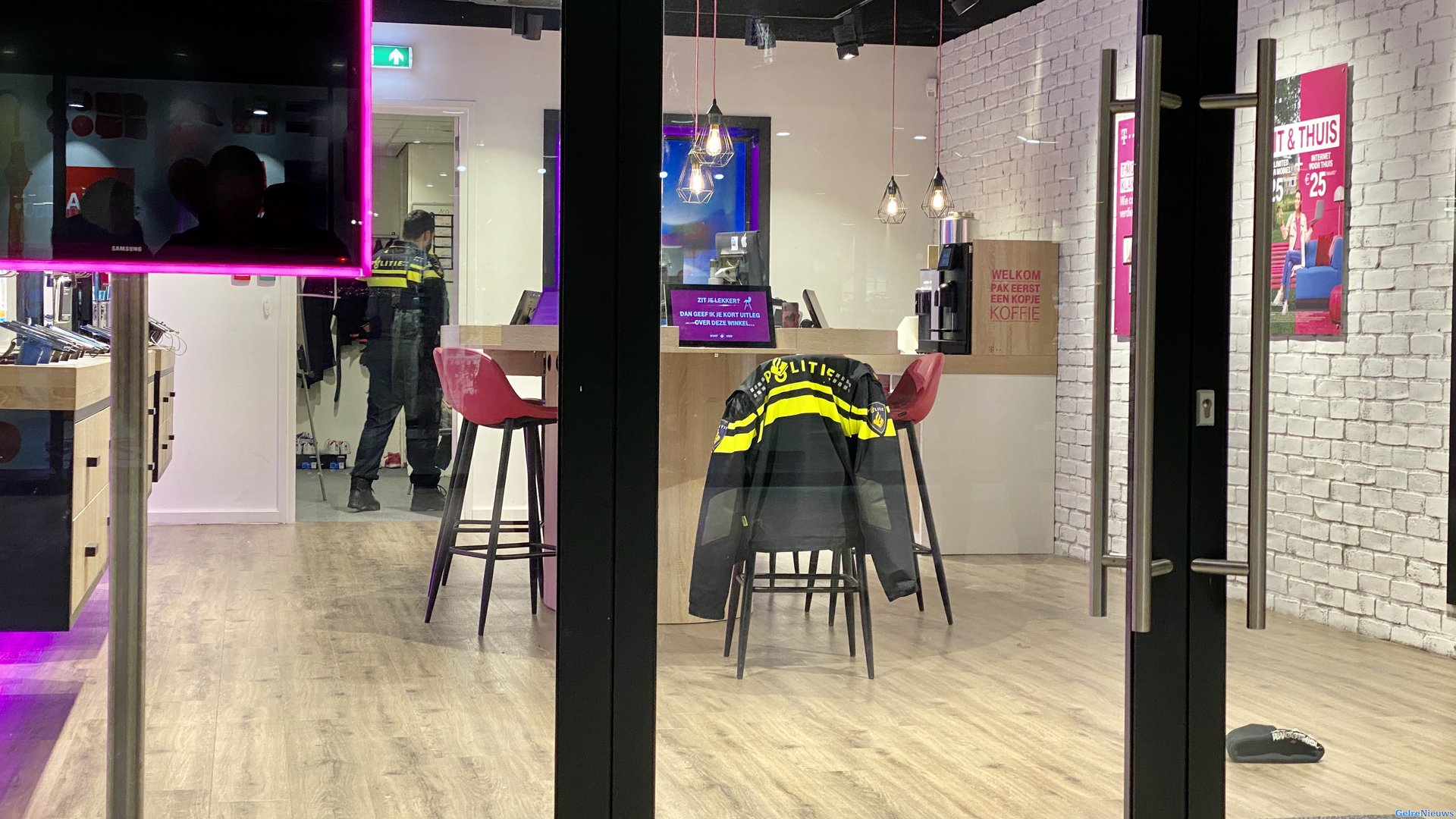 Weer overval op T-mobile Arnhem: mogelijk muts verdachte achtergebleven