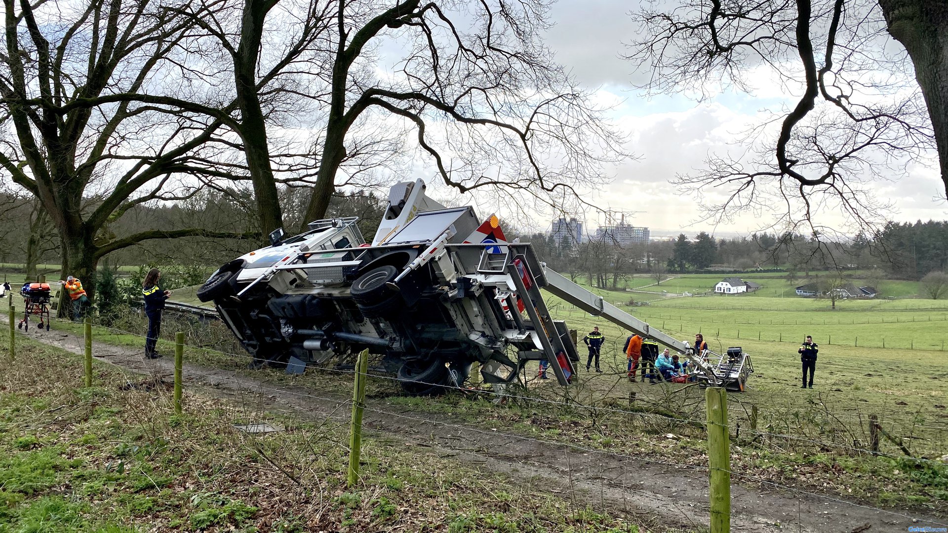 Hoogwerker valt om: één zwaargewonde