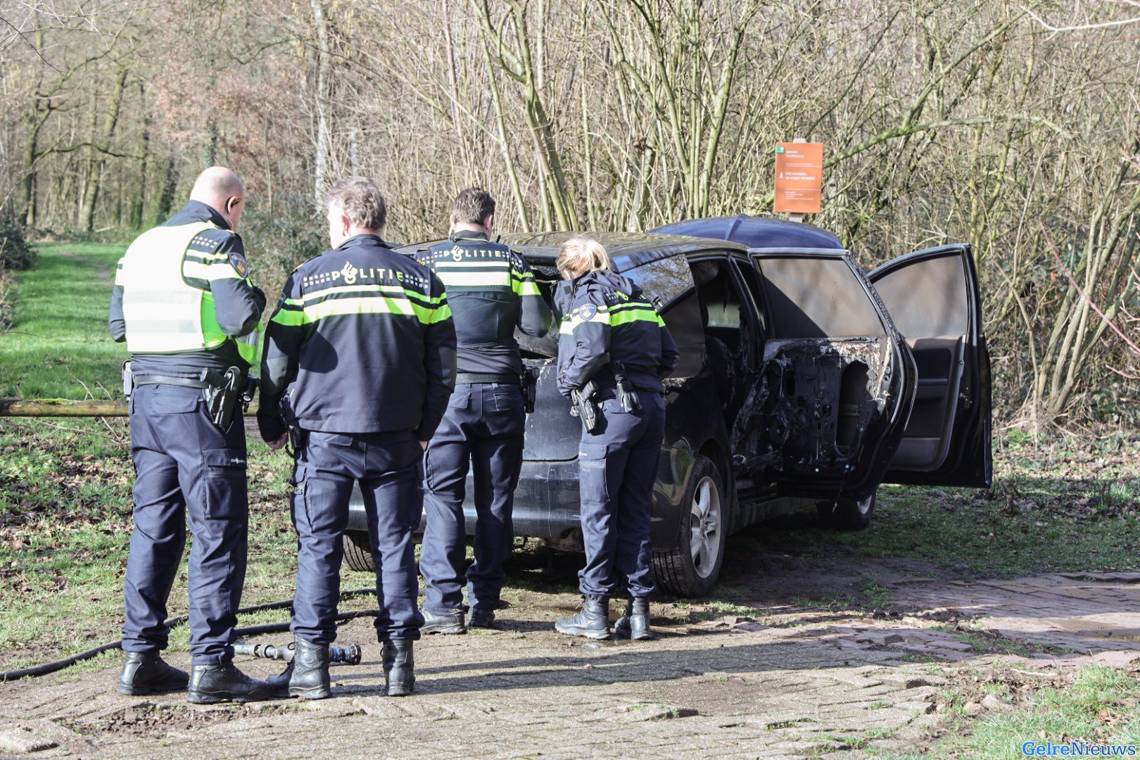 Auto gestolen en verderop in brand gestoken