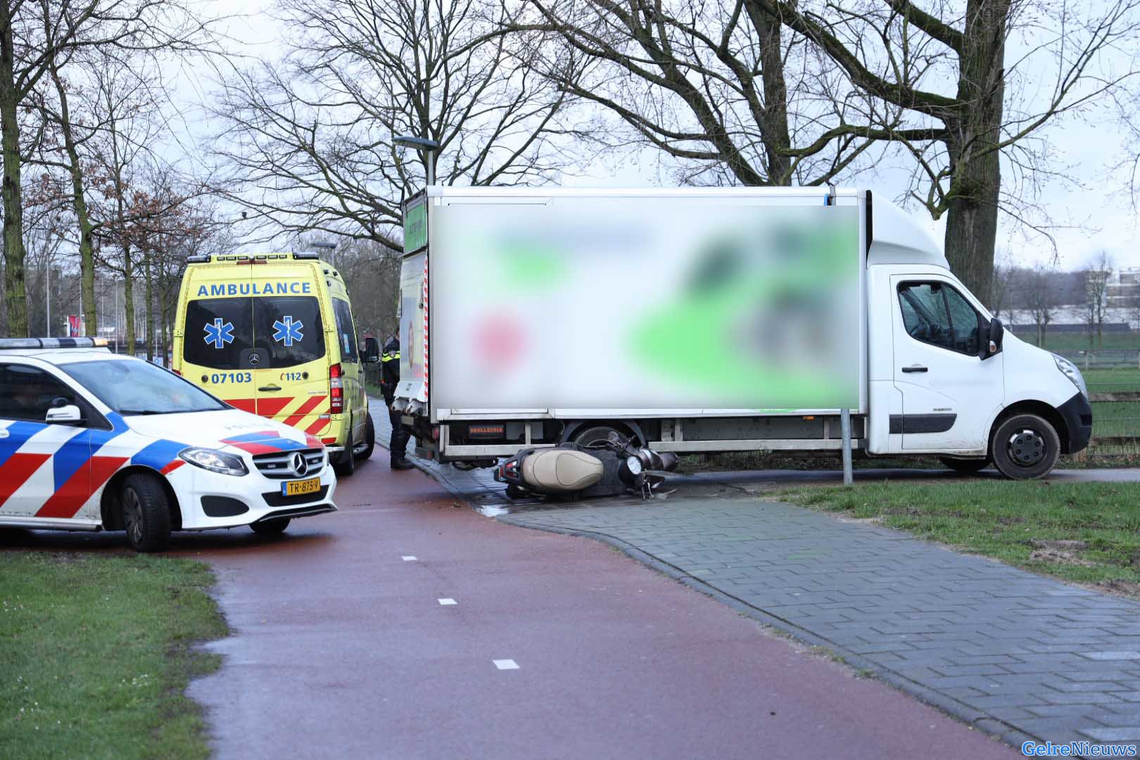 Scooter en bestelbus botsen op fietspad