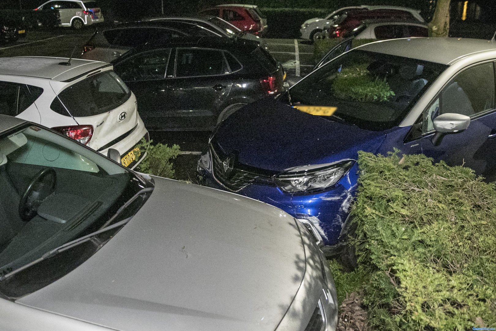 Automobilist ramt auto’s op parkeerplaats Sonsbeek