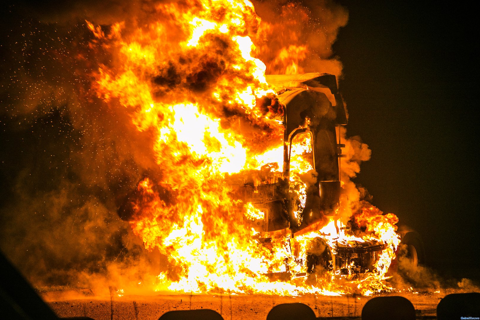 Vrachtwagen volledig uitgebrand in Duiven