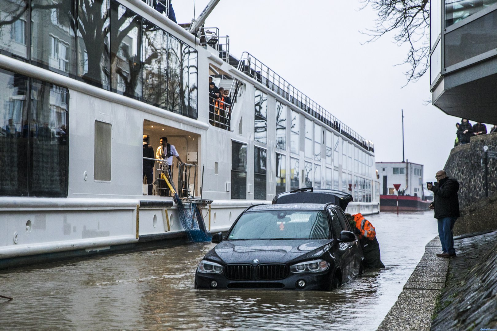 FOTOSERIE: Auto getakeld uit de Rijnkade vanwege hoogwater