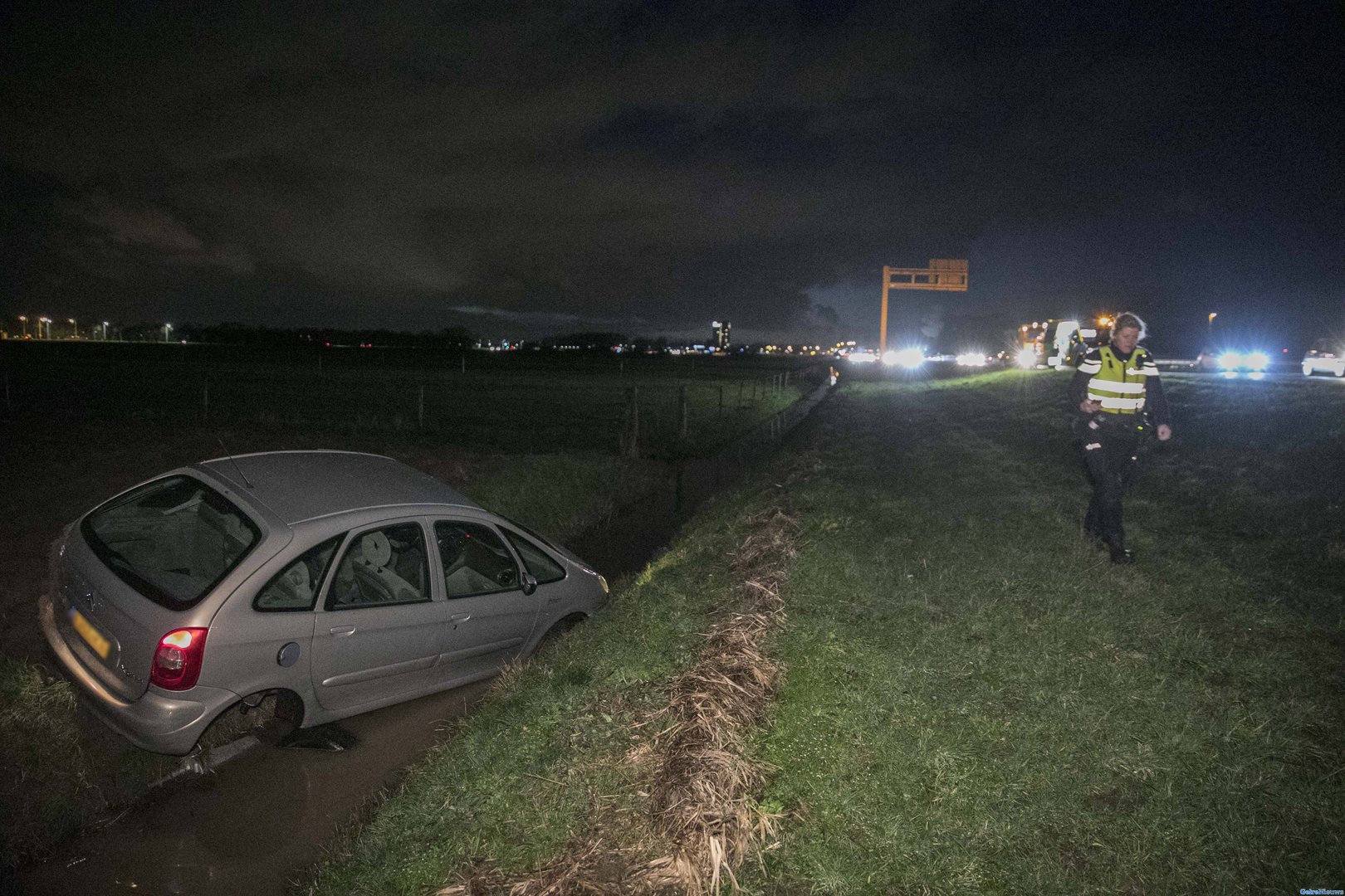 Auto belandt in de sloot langs A12 Duiven