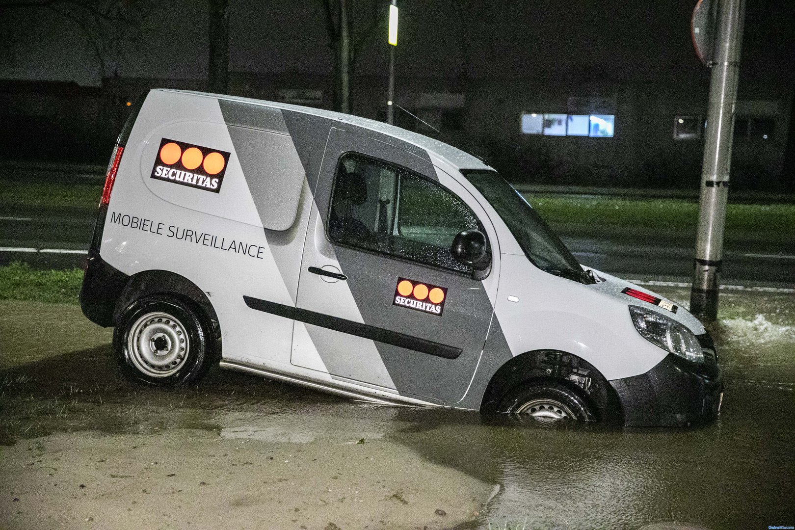 Bestelauto belandt in sinkhole in Arnhem