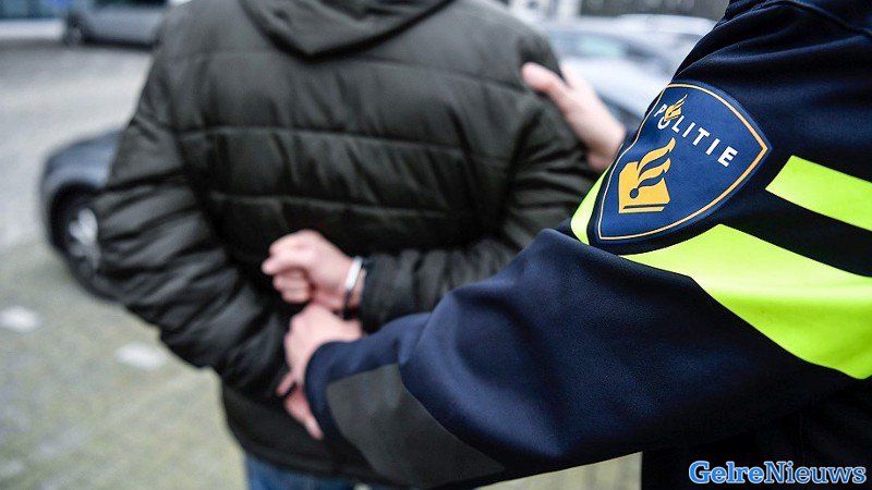 Schoonmaker op spoor geduwd door man (23)