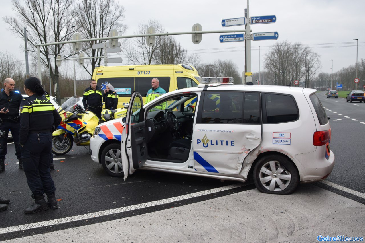 Ongeval met politieauto op kruising bij Gelredome