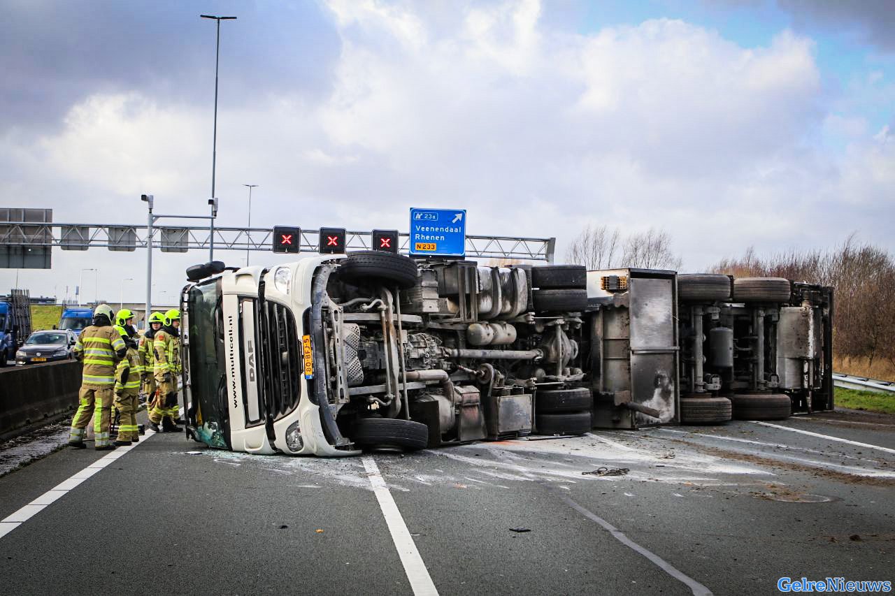 Vrachtwagen gekanteld op de A12 bij Ede