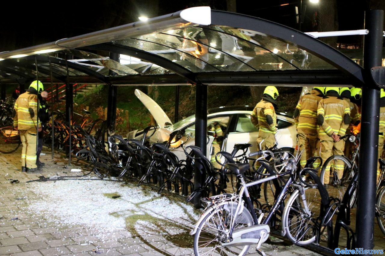 Tesla rijdt dwars door fietsenstalling Station Veenendaal-De Klomp