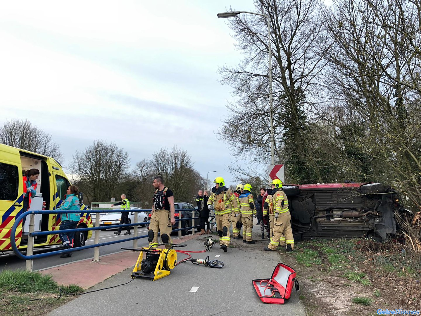 Auto op zijn zijkant bij aanrijding in Dieren