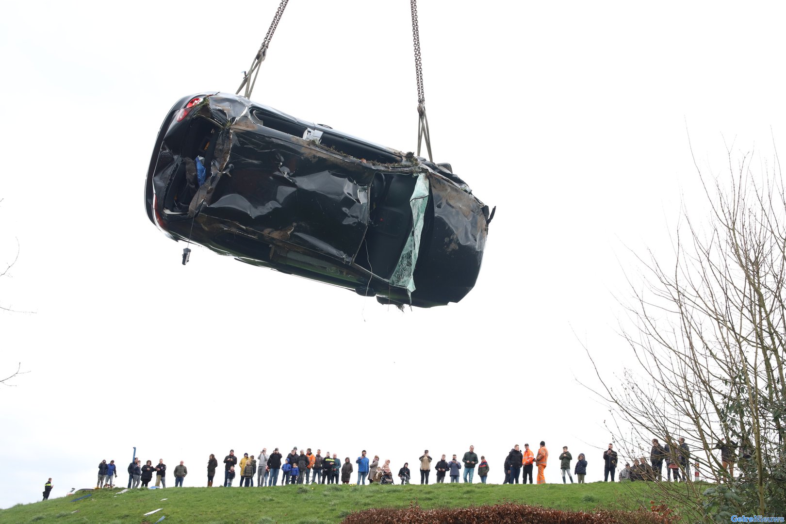Auto met telekraan uit tuin gehaald