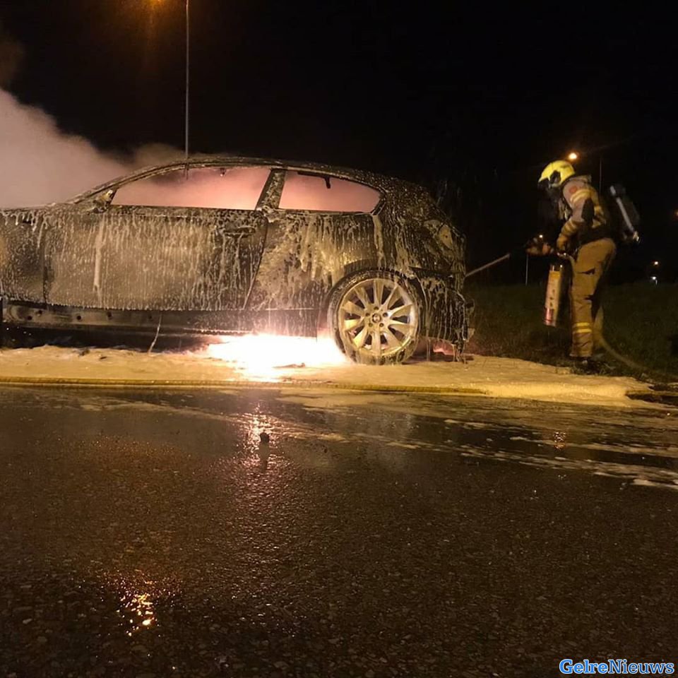 Auto vliegt in brand na ongeval: bestuurder aangehouden