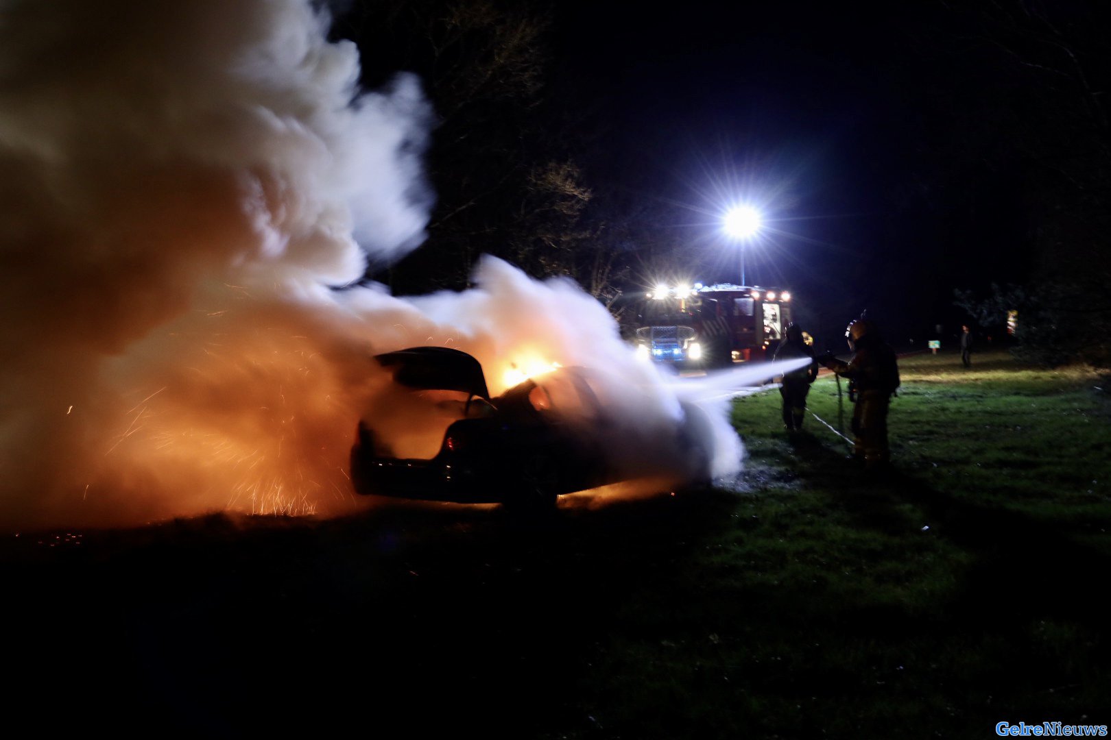 BMW brandt uit in Deelen, deuren weggesmolten