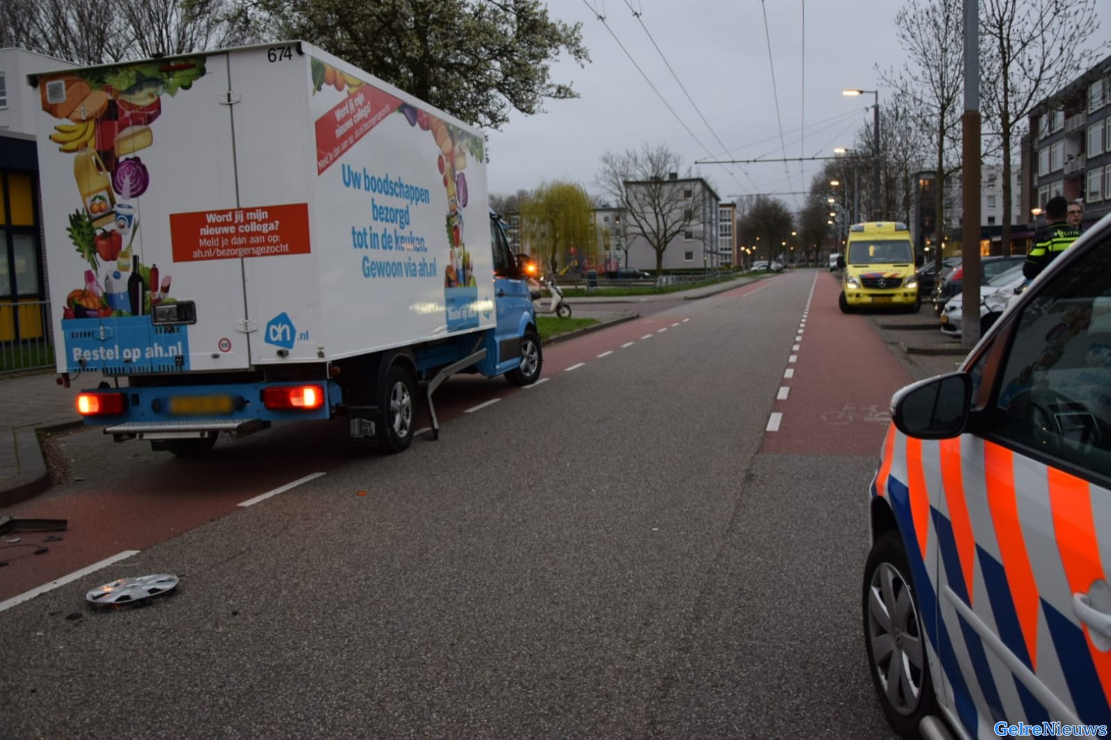Bestelwagen AH en auto botsen in Arnhem