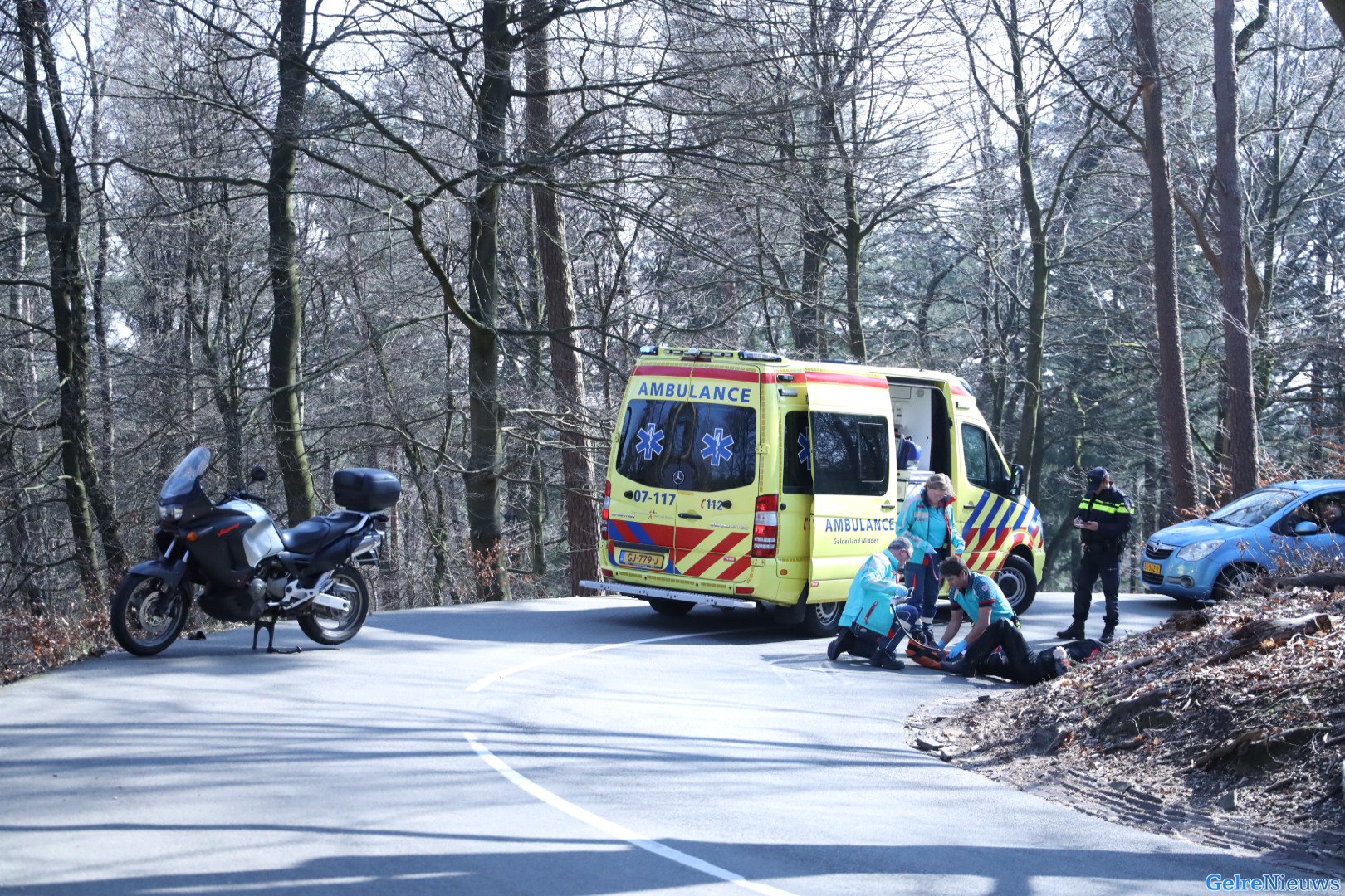 Motorrijder breekt enkel na glijpartij Posbank