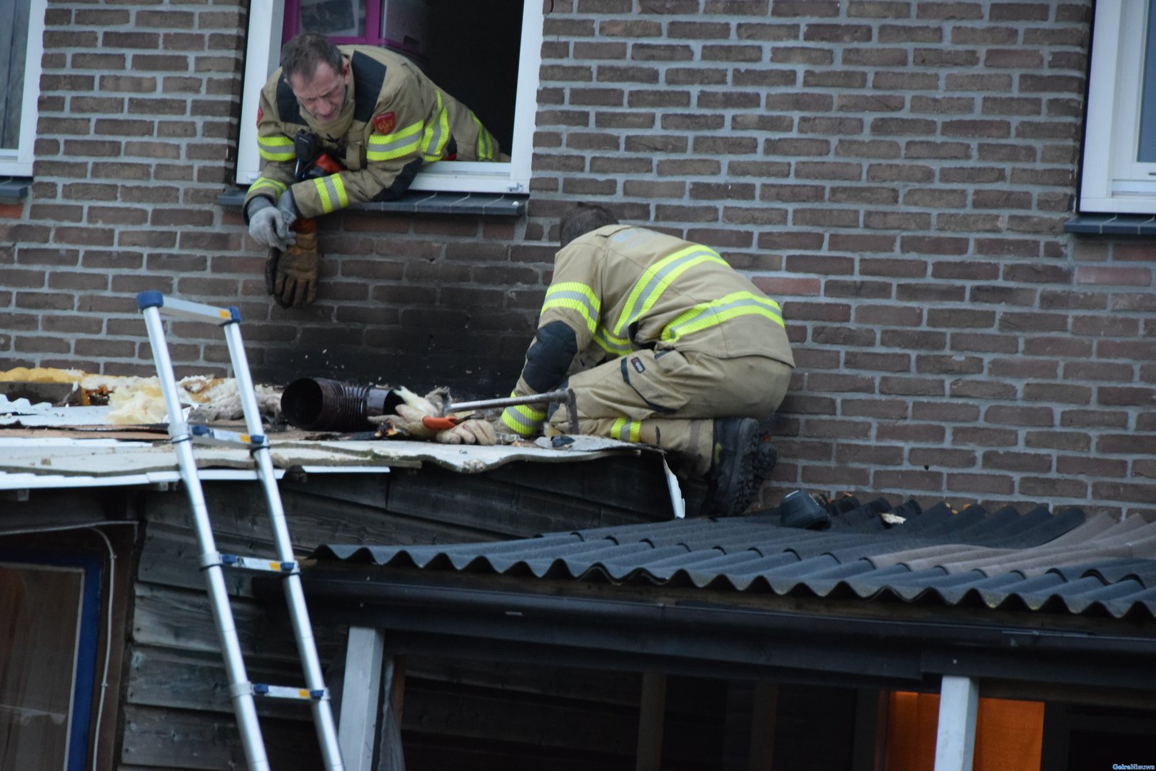 ‘Metershoge vlammen’ bij brand rondom schoorsteen in Arnhem