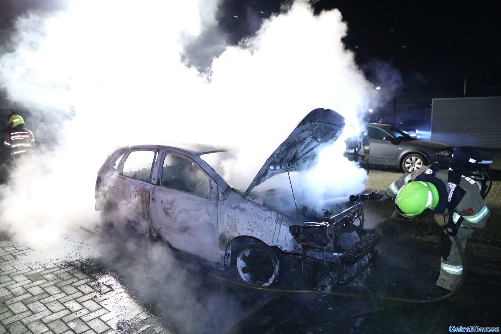 Auto volledig uitgebrand op industrieterrein Arnhem