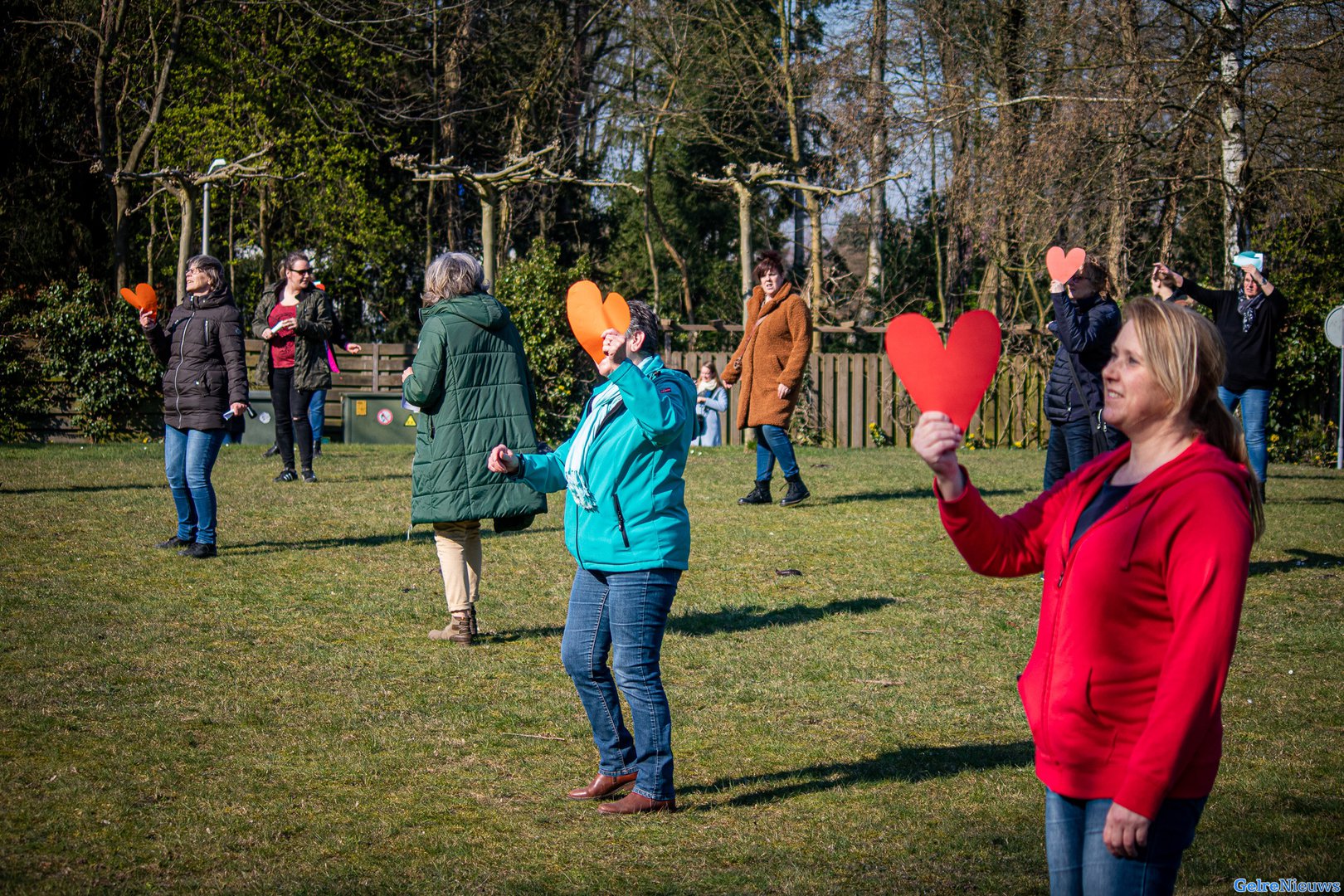 Zorgpersoneel zingen ‘opgesloten’ ouderen toe