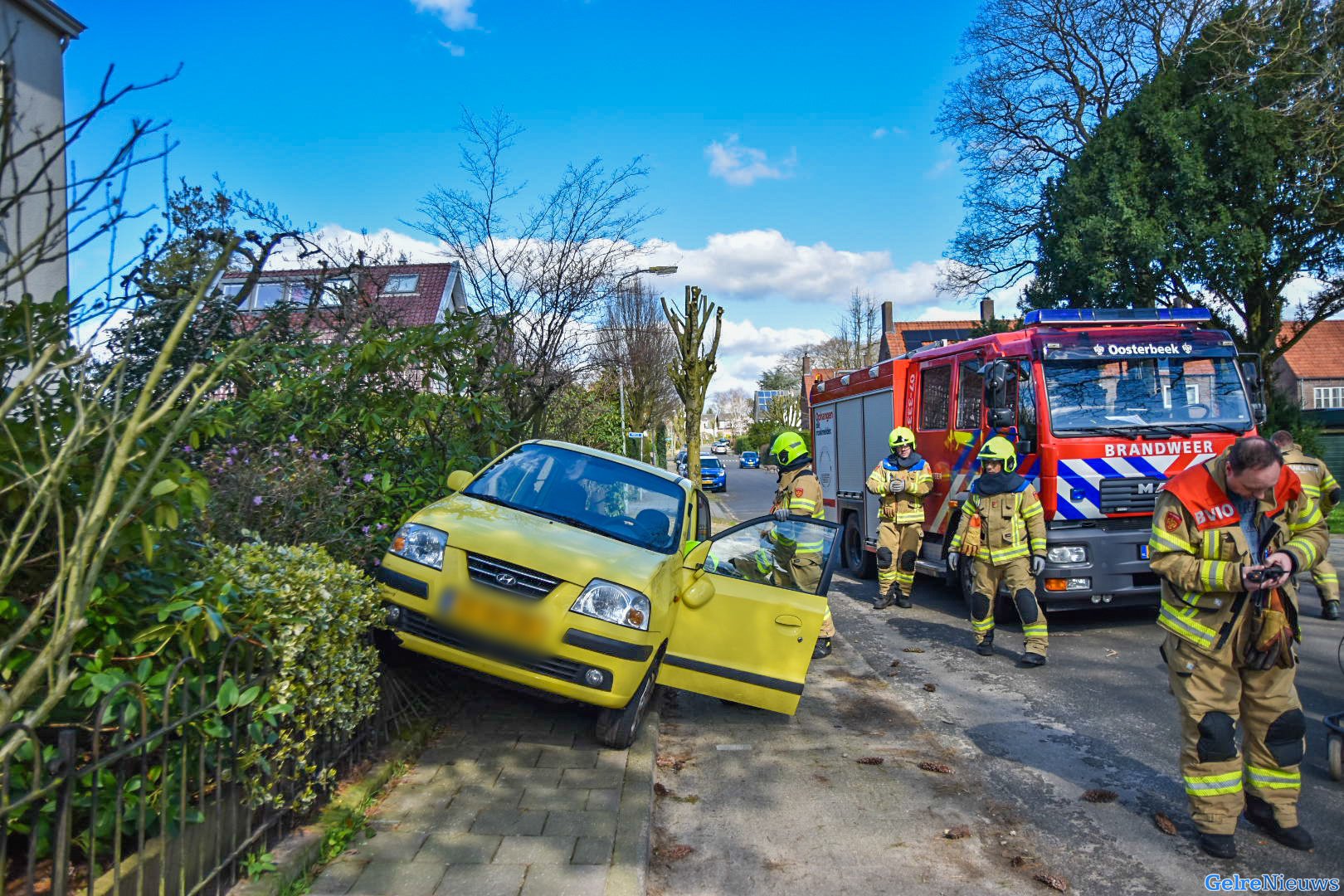 Auto knalt tegen boom en komt tot stilstand op hek in Oosterbeek