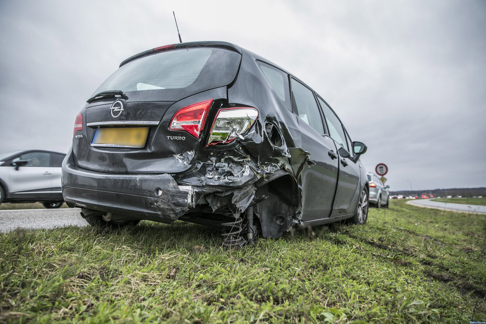 Wiel afgebroken bij kop-staart botsing Ellecomsedijk