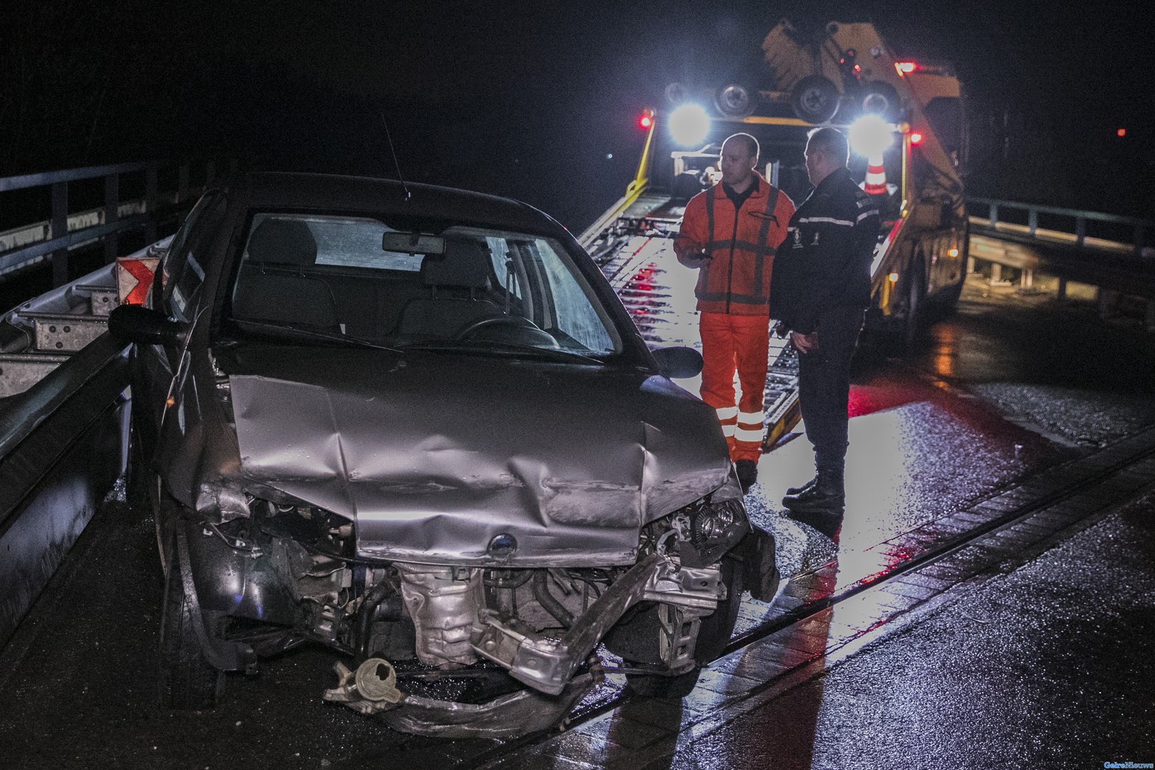 Auto vliegt uit de bocht op A12 knooppunt Waterberg